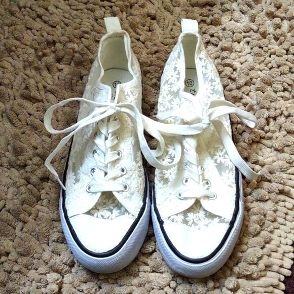 New Twisted Women's Size 10 Ivory Lace Daisy Mesh Sneaker‎ - Picture 1 of 13
